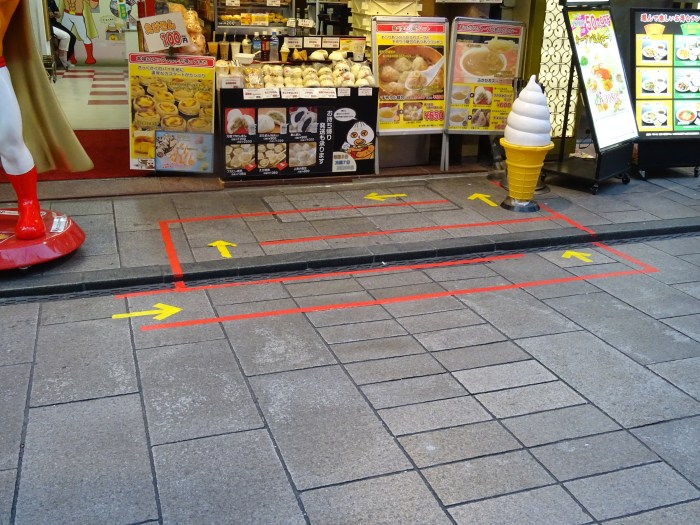 [Japan in Pictures] Standing in Line | lostmyheartinjapan.com